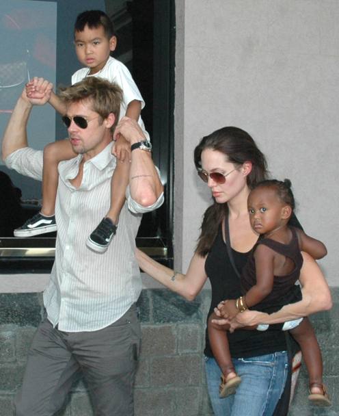 Brad Pitt e Angelina Jolie si erano innamorati nel 2004, sul set di Mr. & Mrs. Smith. Lui aveva lasciato la moglie Jennifer Aniston. Poi, fra adozioni e figli naturali, la coppia ha avuto sei figli. Qui eccoli nel 2006 (Ap)